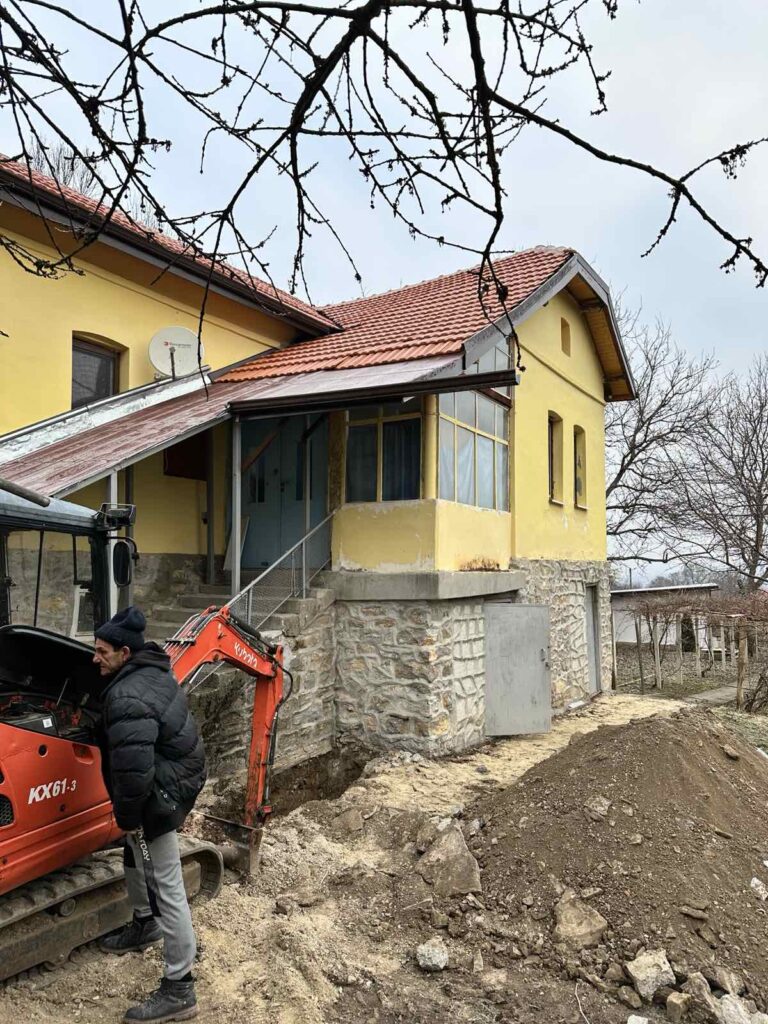 Изкоп с мини багер около къща в с. Кондофрей